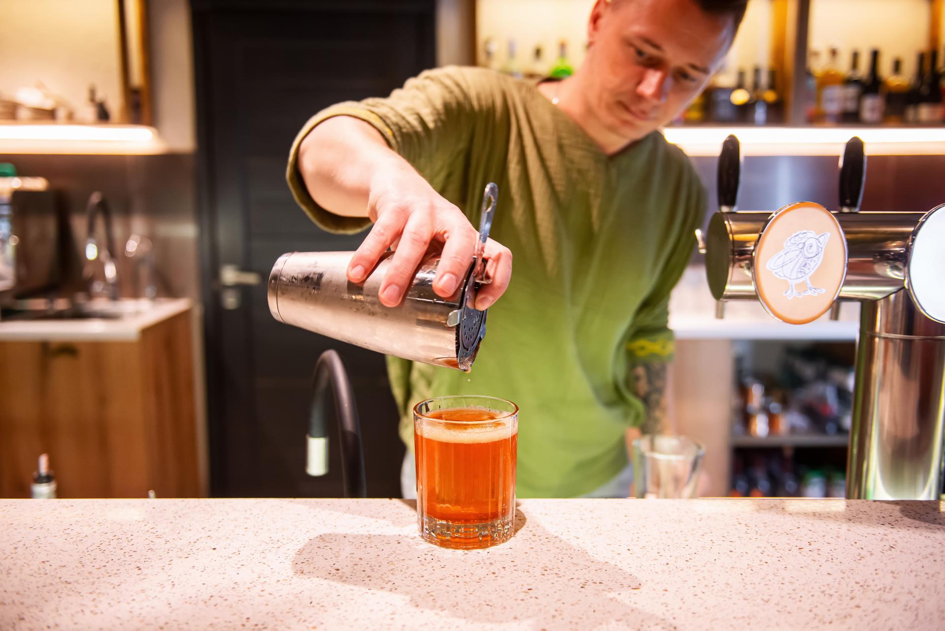 Бармен работает с Poster POS